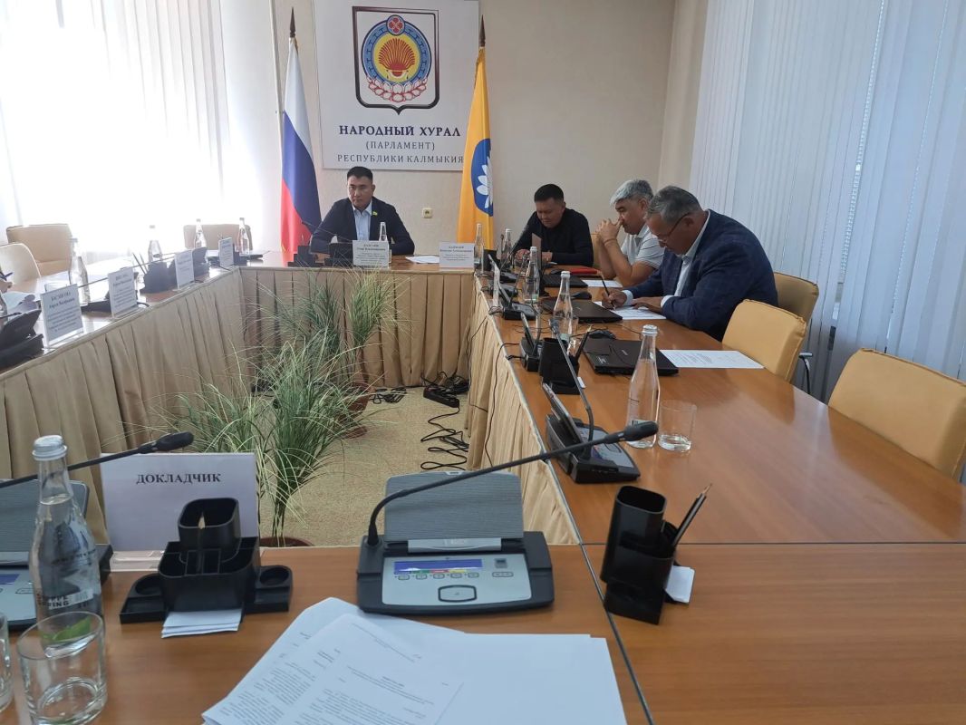 Под председательством Очира Халгаева состоялось заседание комитета по бюджету, налогам, собственности, экономической политике и предпринимательству Народного Хурала (Парламента) Республики Калмыкия Под председательством Очира Халгаева состоялось заседание комитета по бюджету, налогам, собственности, экономической политике и предпринимательству Народного Хурала (Парламента) Республики Калмыкия