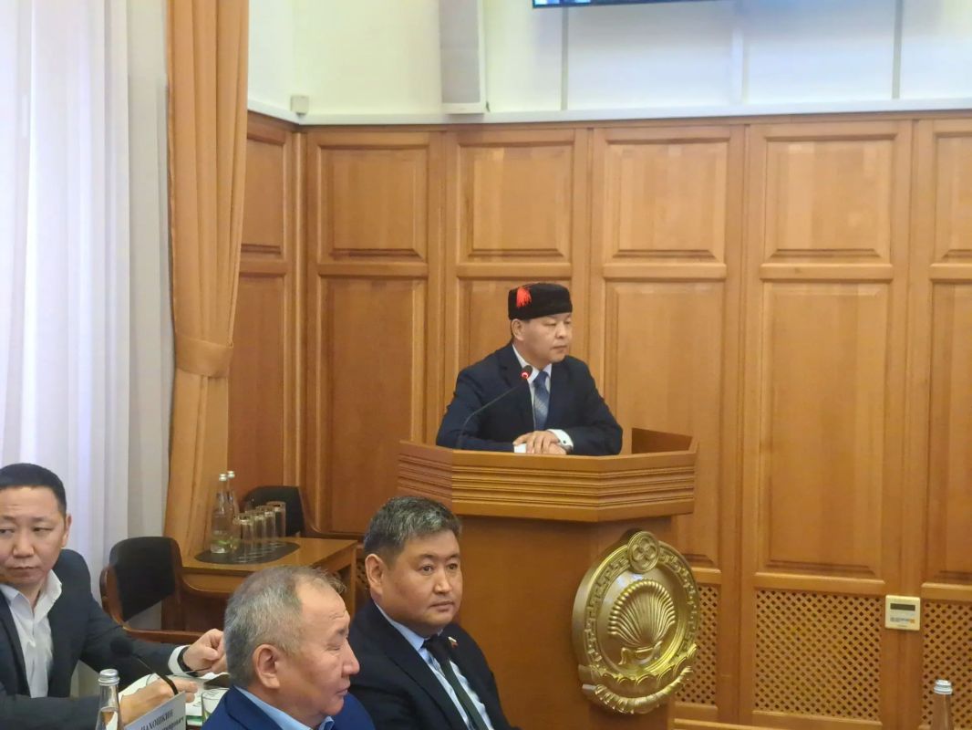 В ходе сессии заслушан доклад министра культуры и туризма РК Евгения Бембеева, посвященный проекту закона Республики Калмыкия «О внесении изменений в Закон Республики Калмыкия «О культуре»