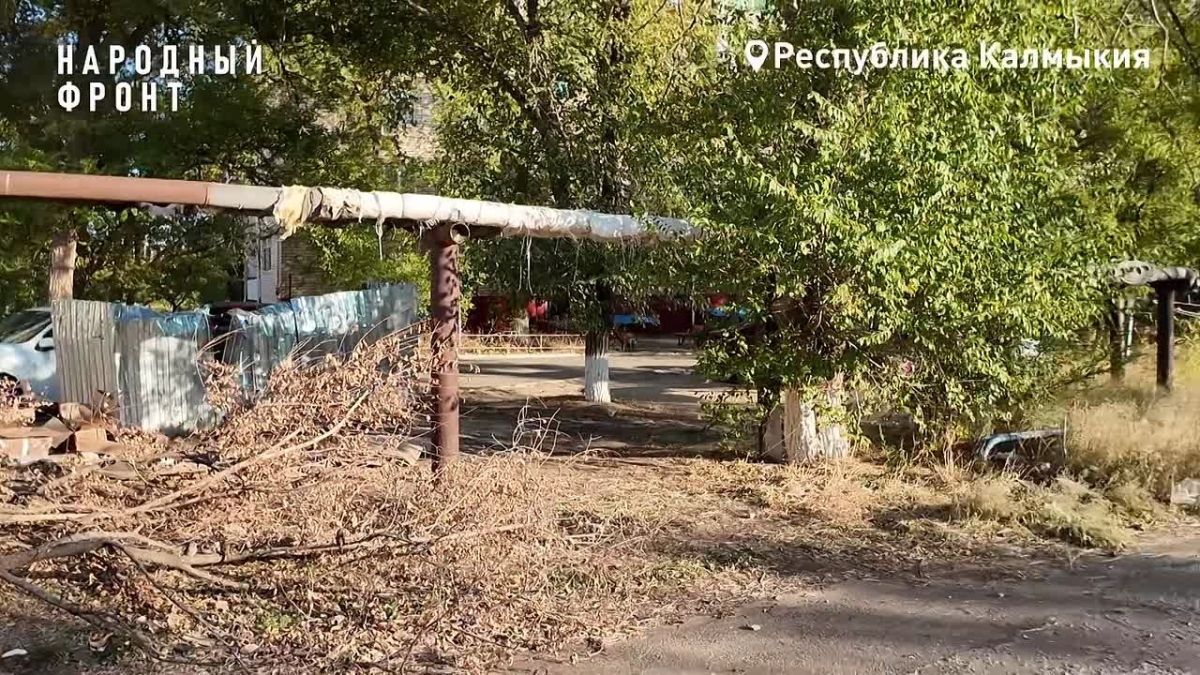 Жильцы дома № 20 в 4-м микрорайоне Элисты просят благоустроить двор