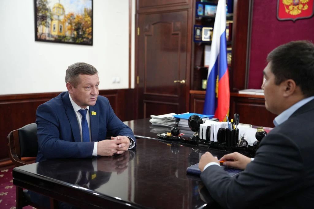 Спикер Народного Хурала (Парламента) Республики Калмыкия Артем Михайлов провел рабочую встречу с и.о. министра здравоохранения РК Арсланом Мушараевым Спикер Народного Хурала (Парламента) Республики Калмыкия Артем Михайлов провел рабочую встречу с и.о. министра здравоохранения РК Арсланом Мушараевым