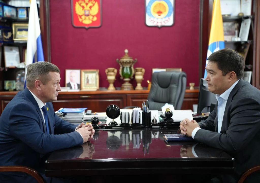 Спикер Народного Хурала (Парламента) Республики Калмыкия Артем Михайлов провел рабочую встречу с и.о. министра здравоохранения РК Арсланом Мушараевым