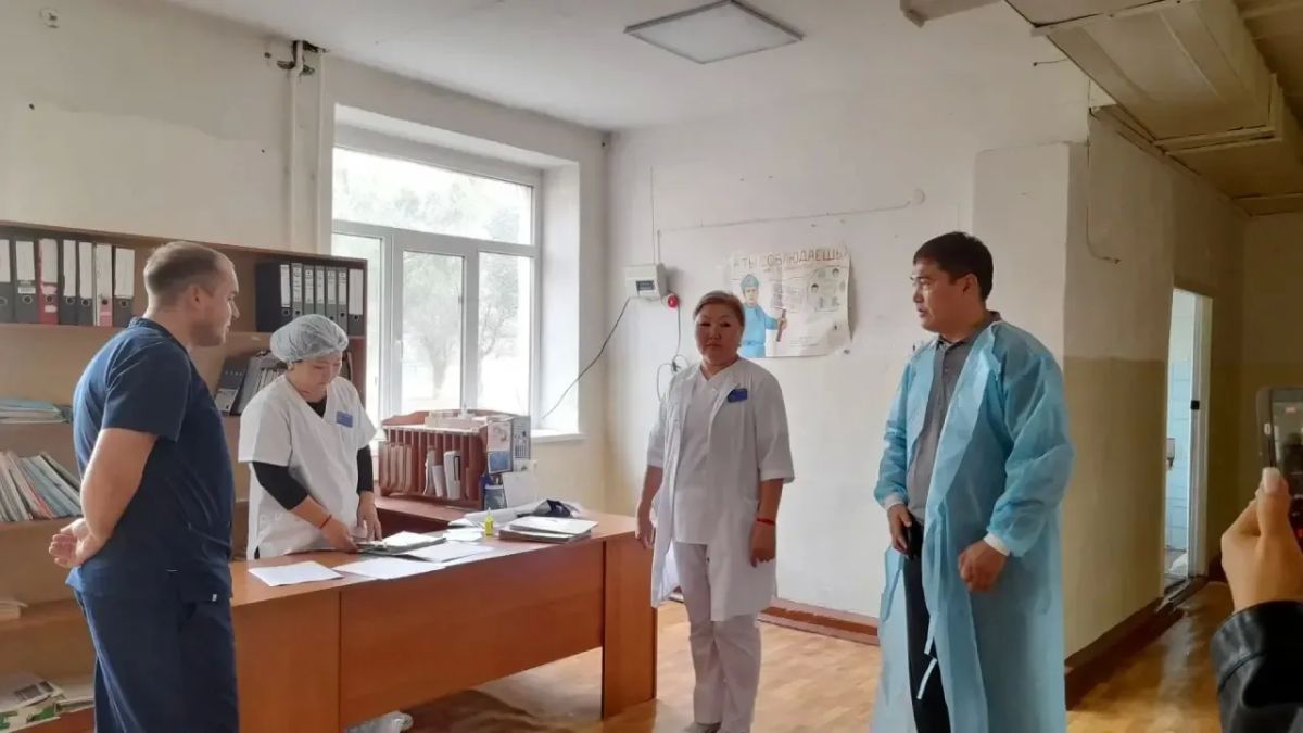 Арслан Мушараев посетил Яшкульскую районную больницу с рабочим визитом Арслан Мушараев посетил Яшкульскую районную больницу с рабочим визитом