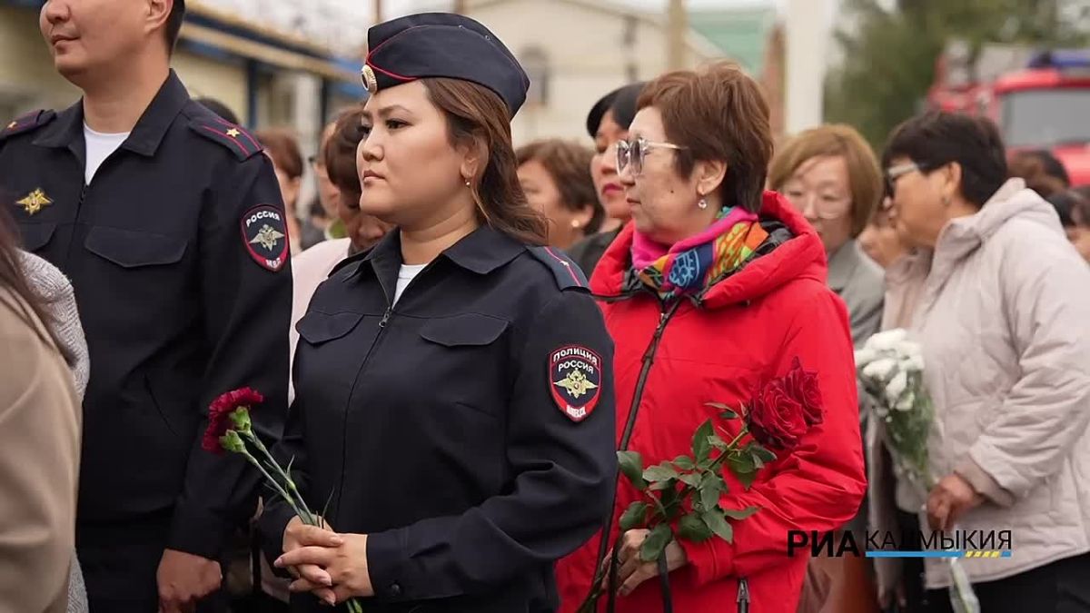 Десятки жителей Лагани пришли к пожарной части, чтобы увидеть, как имя Нарана Очир-Горяева навсегда вписывается в историю родного города