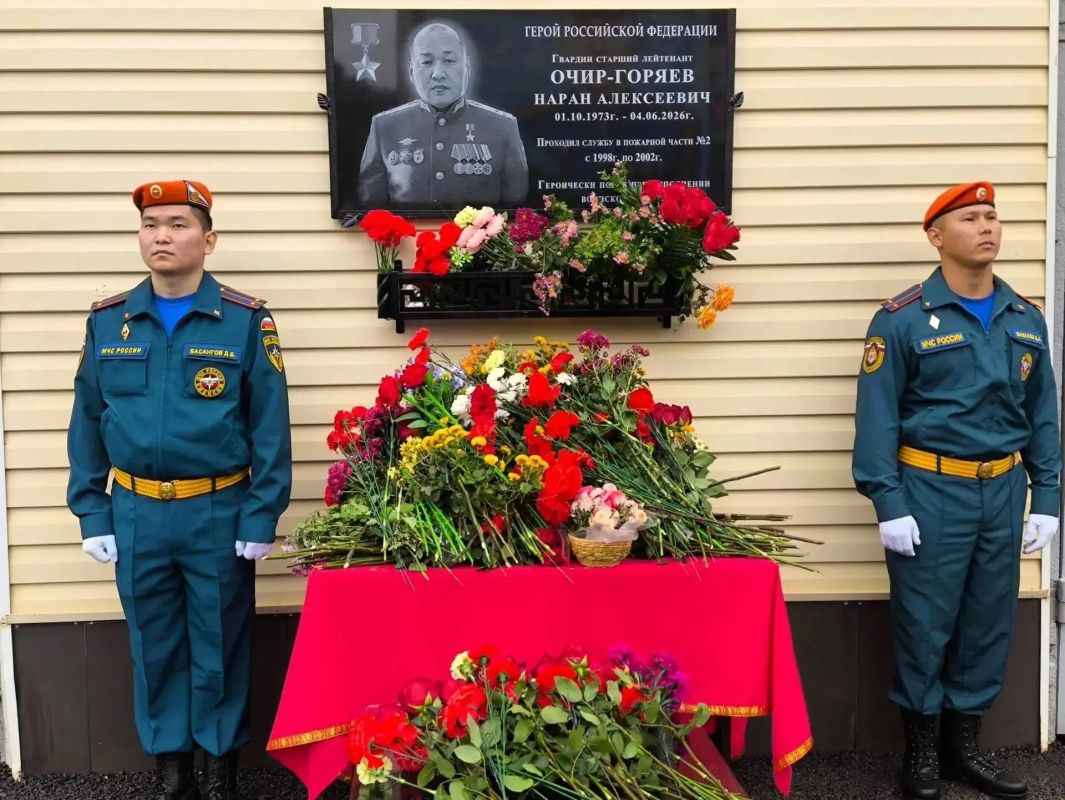 В Лагани открыли мемориальную доску в честь Героя России Нарана Очир-Горяева В Лагани открыли мемориальную доску в честь Героя России Нарана Очир-Горяева