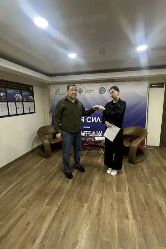 В Калмыкии ребёнку-сироте вручили ключи от квартиры