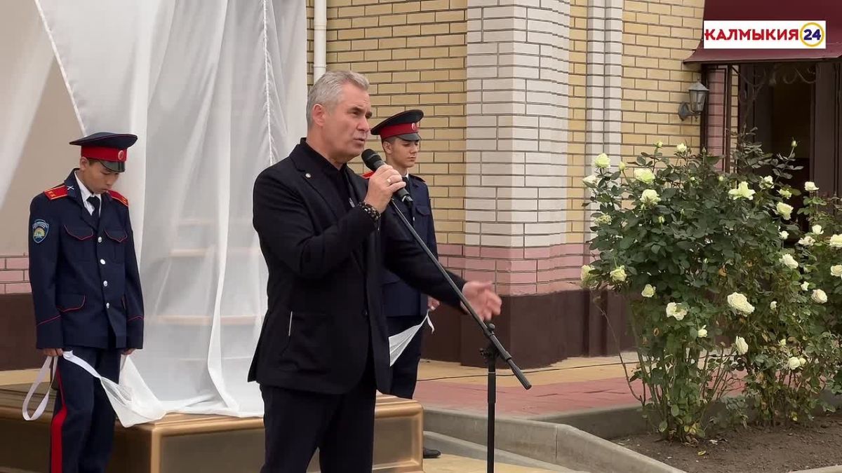 Сегодня в Городовиковске открыли памятники царю Николаю II и цесаревичу Алексею