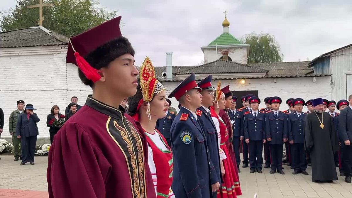 Торжественная церемония возложения цветов к памятникам святым страстотерпцам — царю Николаю II и цесаревичу Алексею объединило жителей Городовиковска, представителей религиозных общин, казачества и общественных организаций...