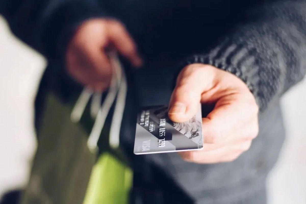 В Элисте перед судом предстанет 18-летний местный житель, обвиняемый в краже с найденной банковской карты
