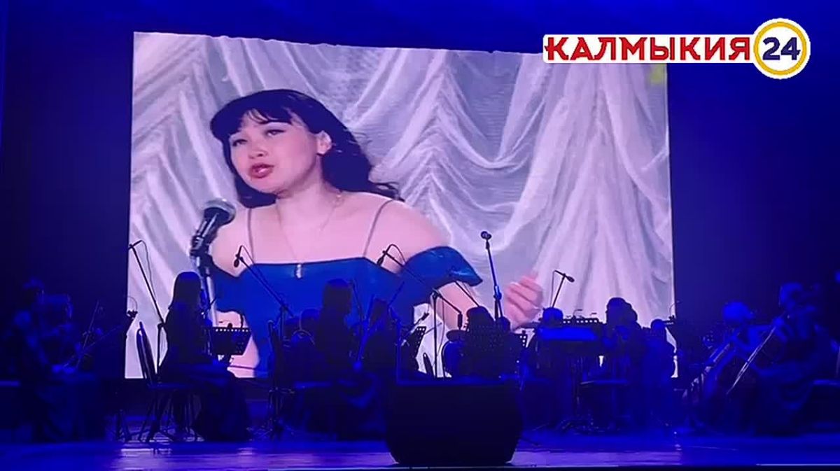 Юбилейный вечер народной артистки Калмыкии Анны Очкаевой начался с её выступления