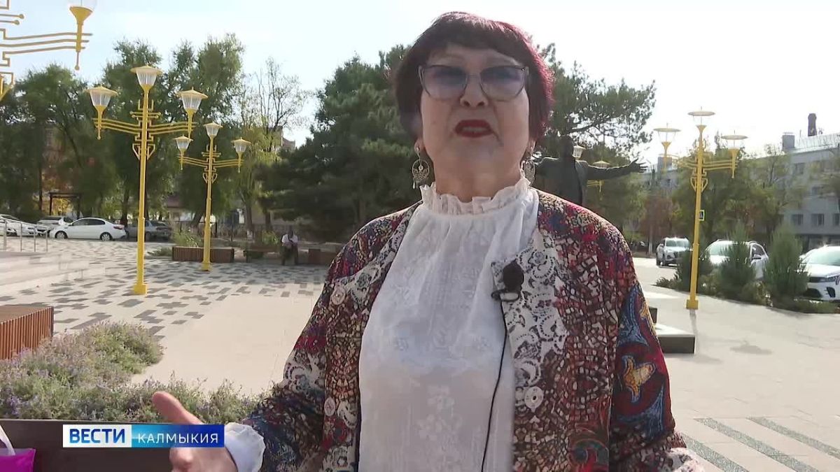 В Элисте состоялась презентация сборника песен и стихотворений «Алтн Булг» заслуженного артиста Калмыкии Бориса Очкаева