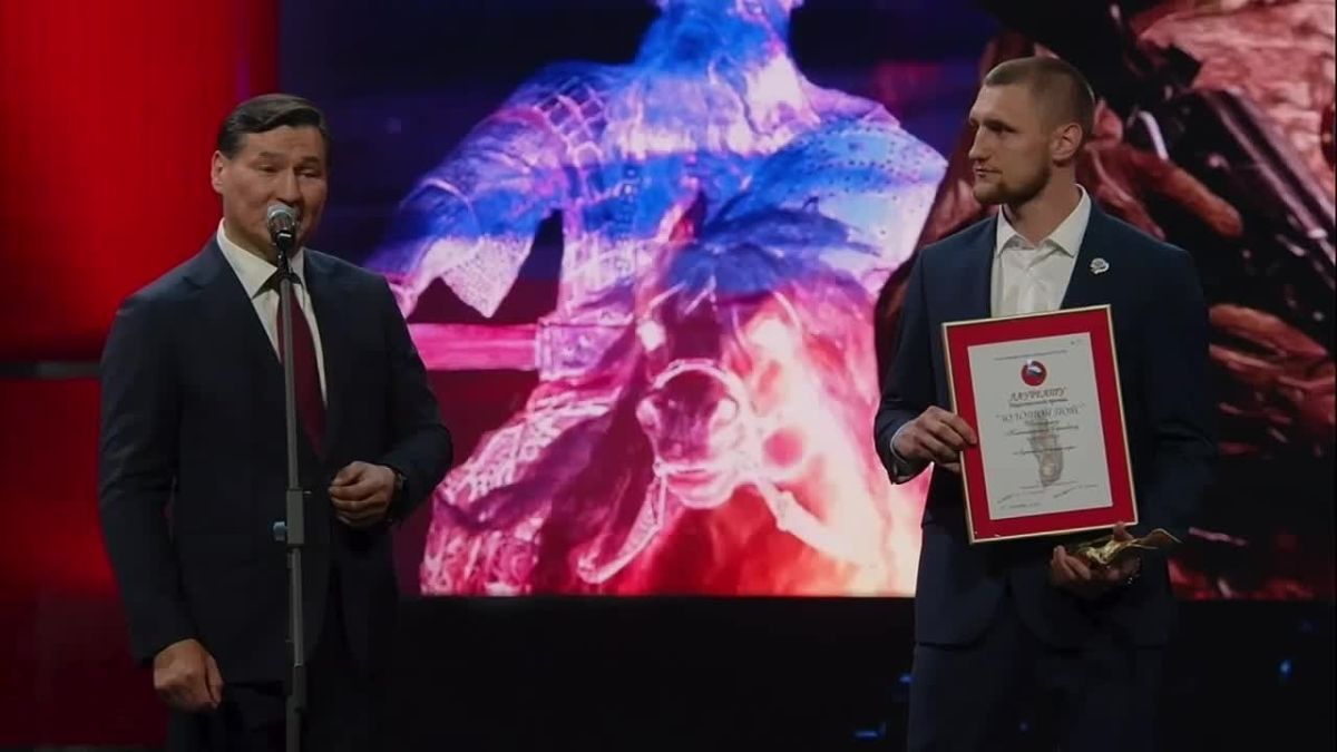 С флагом и гимном России: Бату Хасиков поддержал сборную по кикбоксингу перед чемпионатом мира