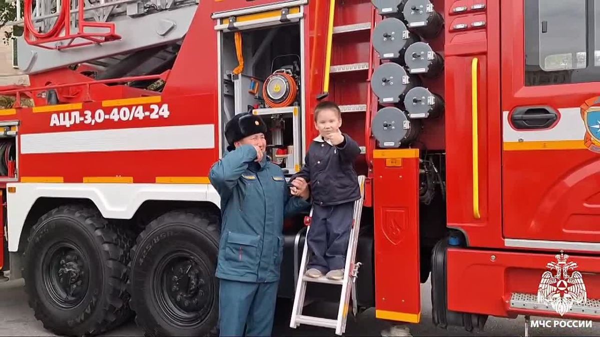 На территории Пагоды Семи Дней развернулась выставка пожарно-спасательной техники, приуроченная к 100-летию пожарной охраны Калмыкии