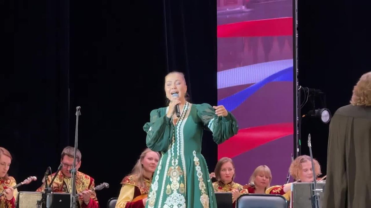 Фестиваль национальных оркестров России зазвучал в Элисте — и сразу согрел сердца зрителей Первой на сцену вышла солистка оркестра «Метелица» Елена Курская. Её исполнение народных песен стало ярким открытием вечера и...