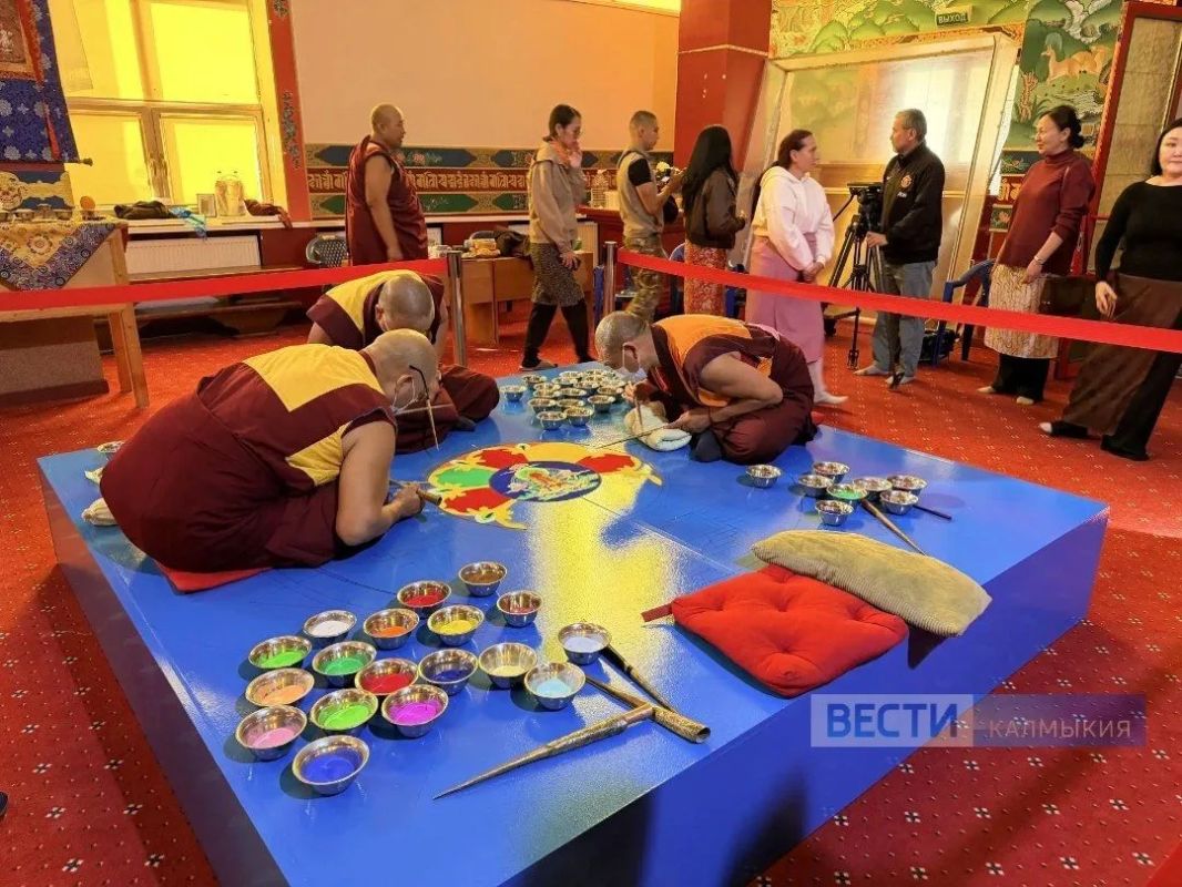 В Центральном хуруле Калмыкии продолжают строить песочную мандалу Будды Амитаюса В Центральном хуруле Калмыкии продолжают строить песочную мандалу Будды Амитаюса