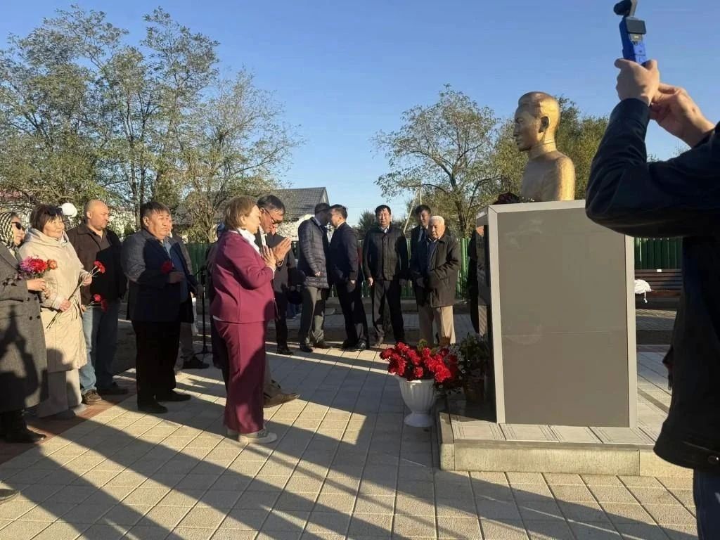 Открытие сквера имени Номто Очирова в поселке Кетченеры стало яркой кульминацией торжеств по случаю 140летия учёного, этнографа, просветителя и родоначальника джангароведения Открытие сквера имени Номто Очирова в поселке Кетченеры стало яркой кульминацией торжеств по случаю 140летия учёного, этнографа, просветителя и родоначальника джангароведения