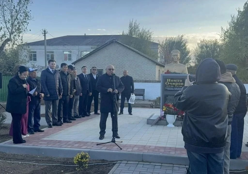 Открытие сквера имени Номто Очирова в поселке Кетченеры стало яркой кульминацией торжеств по случаю 140летия учёного, этнографа, просветителя и родоначальника джангароведения