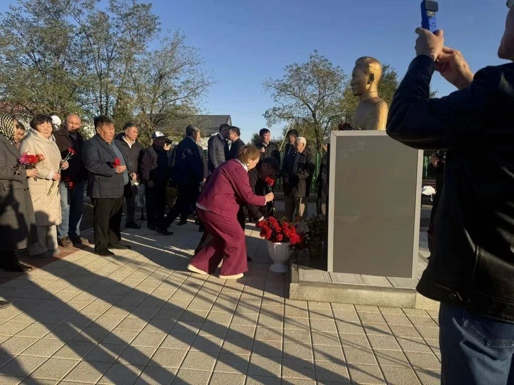 Открытие сквера имени Номто Очирова в поселке Кетченеры стало яркой кульминацией торжеств по случаю 140летия учёного, этнографа, просветителя и родоначальника джангароведения Открытие сквера имени Номто Очирова в поселке Кетченеры стало яркой кульминацией торжеств по случаю 140летия учёного, этнографа, просветителя и родоначальника джангароведения