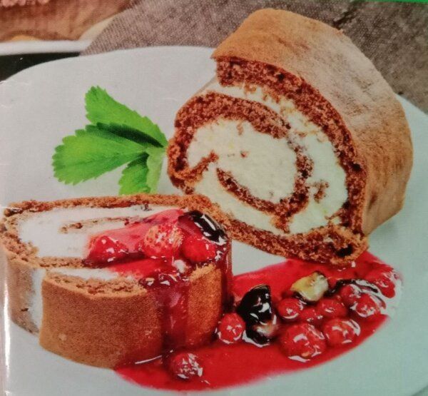 Шоколадный рулет с кремом: простое угощение для любого стола