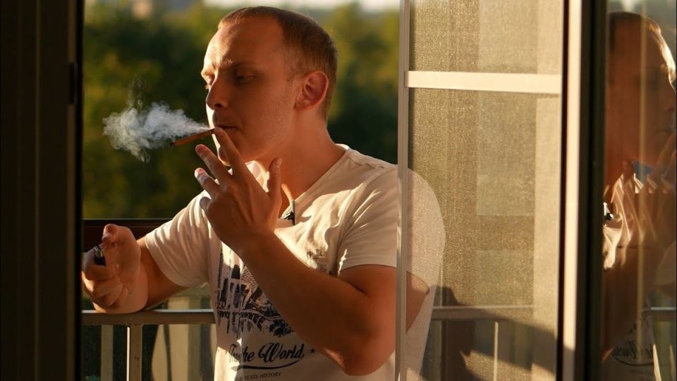Табачный дым с балкона: как с этим бороться?