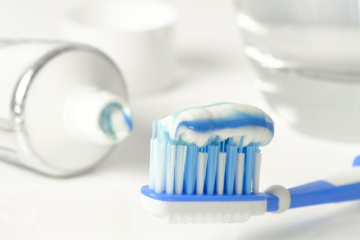 4 странных способа применения зубной пасты: они будут полезны каждому