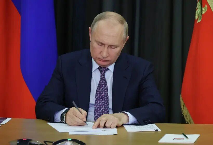 Путин продлевает мораторий на топливный демпфер: что это значит для россиян?