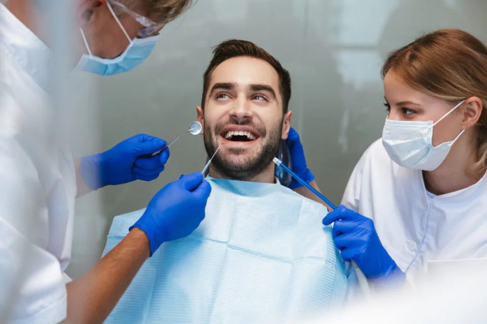 Все, что нужно знать о профессиональной чистке зубов с пломбами и коронками