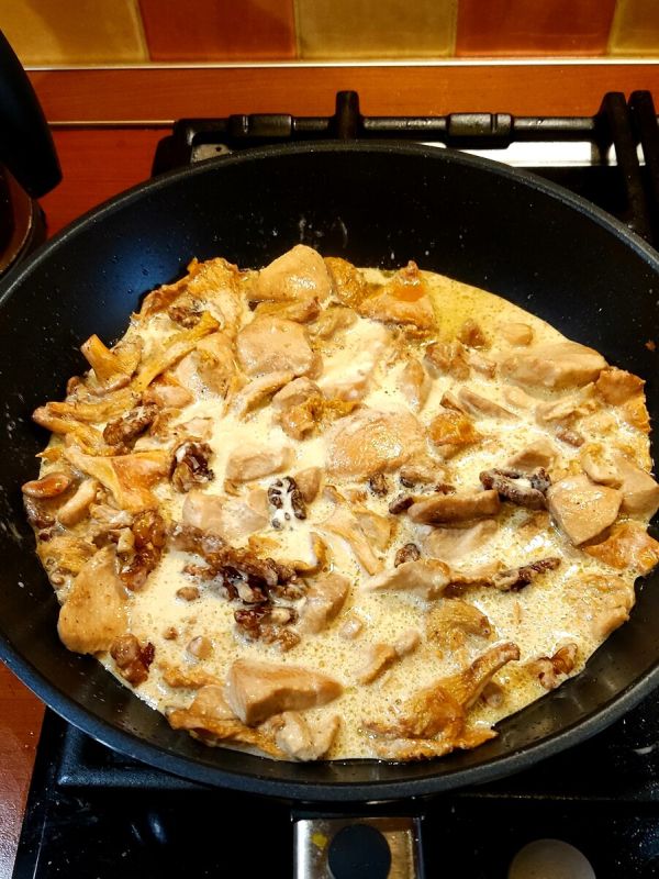 Необычная курочка с орехами: сливочно-грибной деликатес для гурманов