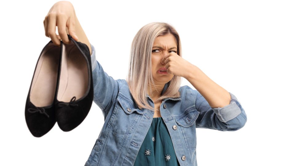 Есть простой способ: от неприятного запаха в обуви поможет это копеечное средство