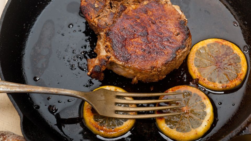 Излишки масла со сковороды уберете одним движением: вот какой порошок поможет