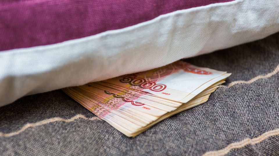 Деньги под подушкой: удобство или угроза?