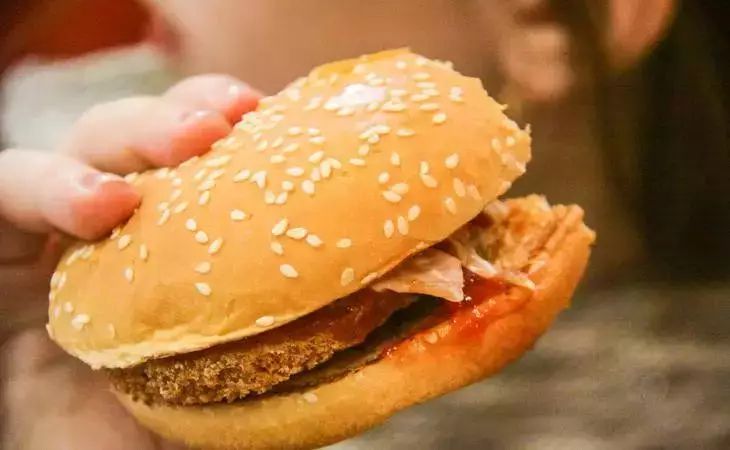 Названы два популярных продукта, ускоряющих старость и меняющих внешность