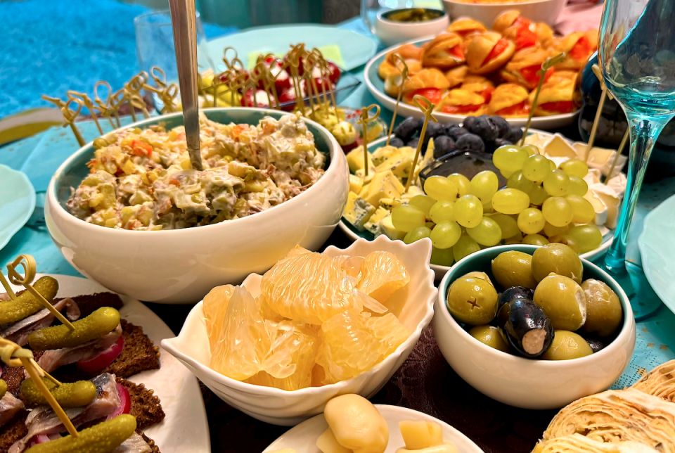 Как праздничные застолья приносят радость и тепло в наш быт