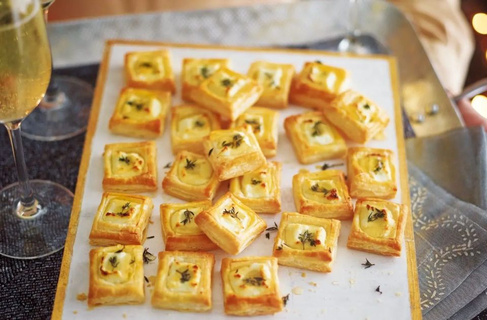 Три потрясающие закуски из слоеного теста для новогоднего застолья