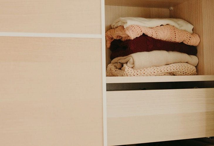 Ничего стирать не надо: как избавиться от неприятного запаха одежды