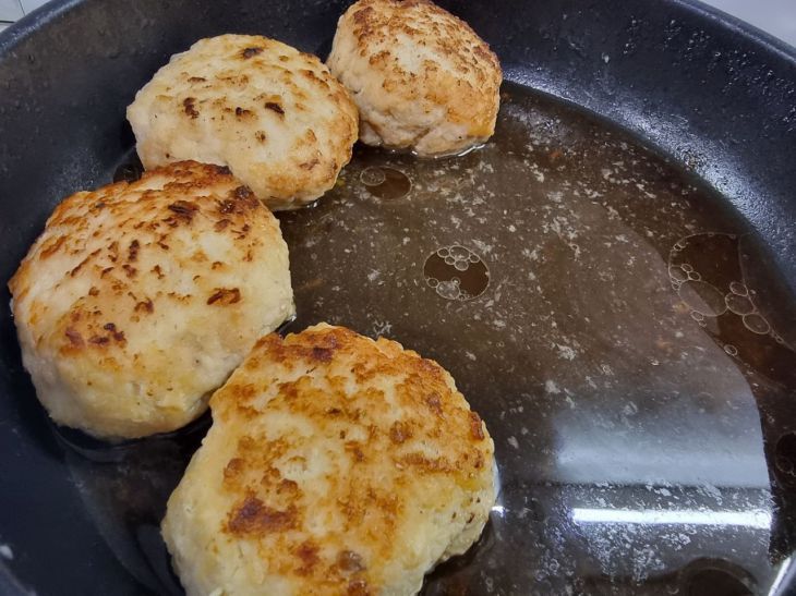 Секрет пышных и сочных котлет: мудрые хозяйки добавляют в фарш этот продукт – получается лучше, чем в ресторане