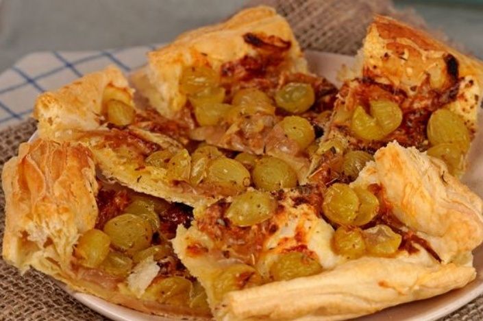 Необычный слоёный пирог с карамелизованным луком и виноградом