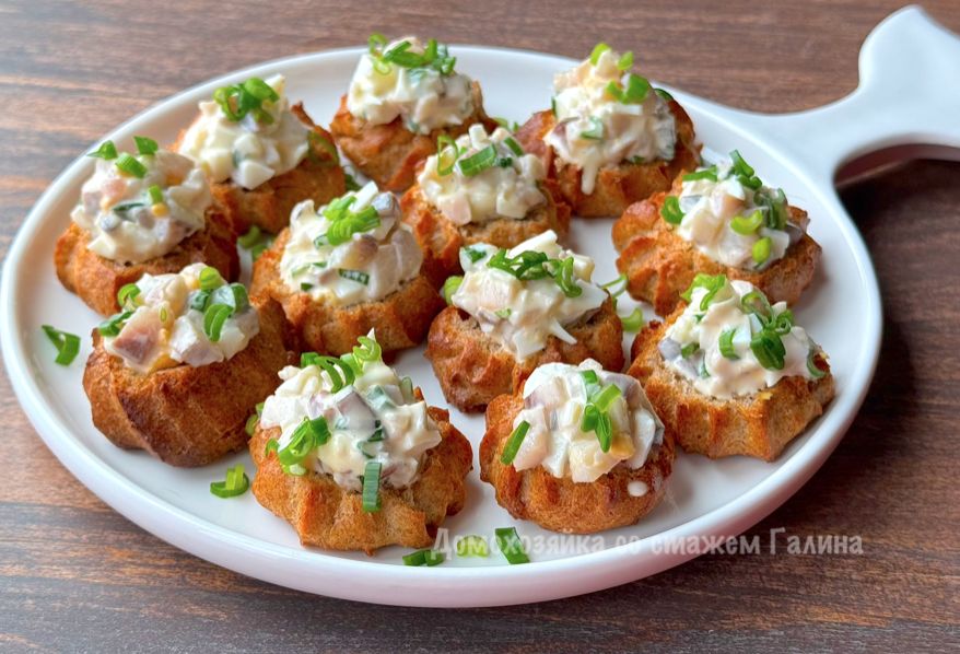 Селедка в профитролях — простая закуска к любому столу