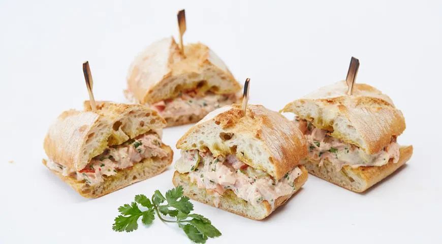 Сэндвич с тунцом, овощами и соусом чили