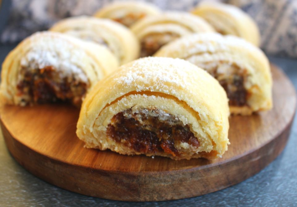 Нежное песочное печенье с курагой и орехами: быстро и вкусно