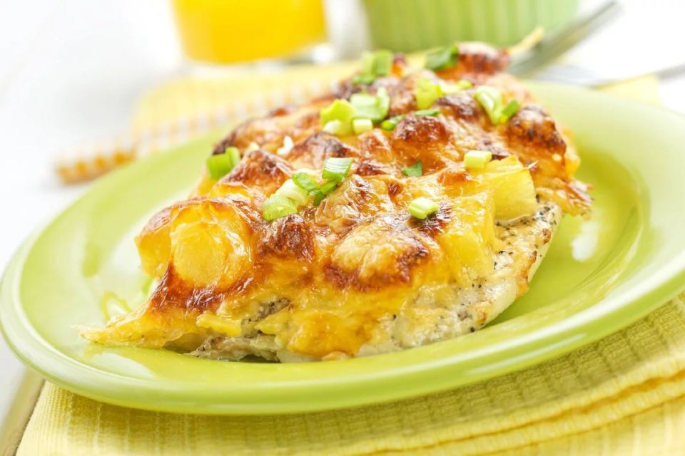Нежная запеченная куриная грудка с ананасами и сыром: простота и вкус в каждой порции
