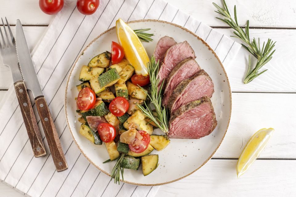 Сочный ростбиф в медово-горчичном соусе с запеченными овощами